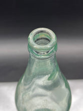 Load image into Gallery viewer, Jeffreys Bros Casterton Lemonade Glass Bottle 26oz
