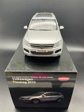Load image into Gallery viewer, Kyosho - Volkswagen Touareg 2010 - Cool Silver Metallic
