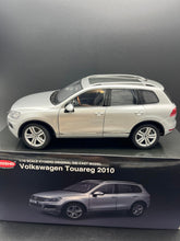 Load image into Gallery viewer, Kyosho - Volkswagen Touareg 2010 - Cool Silver Metallic
