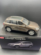 Load image into Gallery viewer, Kyosho - Volkswagen Touareg 2010 - Graciosa Brown Metallic
